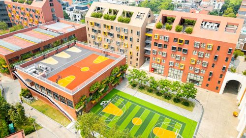  Dù mới đi vào hoạt động, song cơ sở Việt Hưng đã nhanh chóng khẳng định là môi trường học tập lý tưởng với không gian xanh mát và thoáng đãng, được thiết kế để đáp ứng tốt nhất nhu cầu học tập và phát triển toàn diện của học sinh. Trường gồm 2 khu riêng biệt là mầm non và tiểu học (khu B); THCS và THPT (khu A) với 8 tòa giảng đường 5 tầng. 