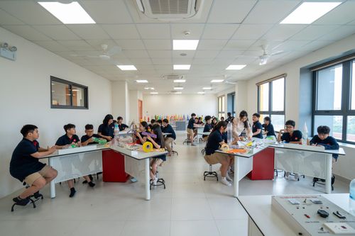  Trường có tới 5 phòng chức năng dành riêng cho môn Khoa học tự nhiên, trang bị theo đặc thù lĩnh vực. Ví dụ, phòng Sinh học có hệ thống nước và dụng cụ quan sát sinh vật; phòng Vật lý, Hóa học được trang bị đường điện tại các bàn cùng các mô hình, dụng cụ thực hành.