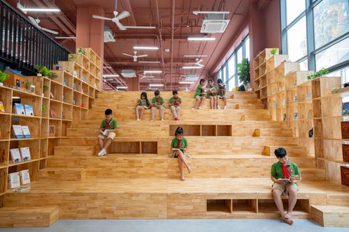  Giá sách được chia theo thể loại như văn học nước ngoài, văn học Việt Nam, lịch sử, địa lý, sách giáo khoa... Khu vực đọc, khu vực trả sách vận hành tại chỗ, tạo sự thuận tiện trong quá trình sử dụng thư viện. Trong khi đó, tầng 2 là không gian đọc yên tĩnh, phù hợp với học sinh có nhu cầu tập trung cao như nghiên cứu, tự học...