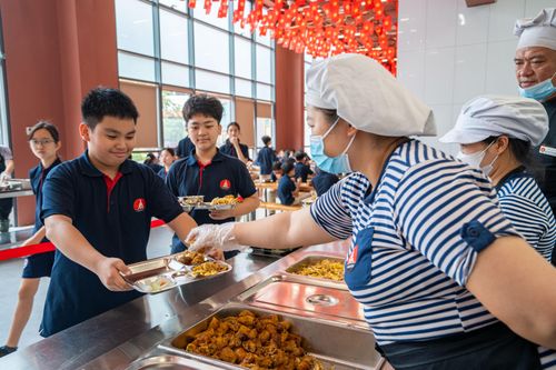  Học sinh mẫu giáo, tiểu học và THCS được tổ chức bán trú: Học tập, ăn, ngủ, hoạt động văn hóa, thể thao từ sáng đến chiều. Trong khi đó, học sinh THPT sẽ chỉ học buổi sáng, nên không có bữa trưa bắt buộc. Nhà trường sẽ cung cấp bữa ăn trưa và điểm tâm sáng, chiều. Tại nhà ăn, khâu kiểm duyệt thực phẩm, chế biến luôn được thực hiện theo quy trình nghiêm ngặt, đảm bảo vệ sinh an toàn thực phẩm. Thực đơn cho mỗi bữa ăn gồm cơm, hai món mặn, canh, rau và đồ tráng miệng. Để đổi món, nhà bếp sẽ luân phiên chế biến các loại thực phẩm như thịt lợn, gà, bò, cá, hải sản... 
