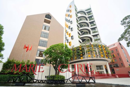 Trước khi chuyển sang mô hình chính quyền địa phương 2 cấp, cơ sở Việt Hưng thuộc quận Long Biên. Chính vì vậy, năm chiếc cổng được đặt ở vị trí khác nhau xung quanh trường đều bắt đầu bằng chữ "Long", gắn liền với quận Long Biên. Cổng Thăng Long và cổng Hạ Long thuộc khu A, nằm trên phố Ngô Huy Quỳnh. Cổng Hàm Long và cổng Long Vĩ thuộc khu B, nằm trên phố Ngô Viết Thụ. Giữa khu A và khu B là cổng Long Biên, nằm trên phố Đoàn Văn Minh. 