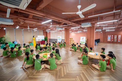  Thư viện của trường được thiết kế hai tầng với tổng diện tích khoảng 900 m2. Trong đó, tầng 1 được bố trí theo mô hình giá sách mở, giúp học sinh dễ dàng tiếp cận và chủ động lựa chọn tài liệu. 