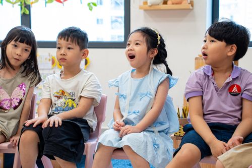  Dù có tới 4 cơ sở, song Việt Hưng là cơ sở duy nhất trong hệ thống có bậc mầm non. Phòng học nhiều ánh sáng, nội thất phù hợp với trẻ nhỏ, kết hợp các góc học - chơi linh hoạt, tạo điều kiện để các em phát triển cả về thể chất, cảm xúc và kỹ năng xã hội.