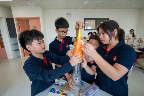 Hoạt động học được thiết kế linh hoạt, tăng cường trải nghiệm, khuyến khích học sinh tạo ra sản phẩm thực hành theo từng chủ đề. Các em được tự tay làm tên lửa từ vỏ chai, quan sát quá trình sinh trưởng của cây, lắp ráp các mô hình đơn giản hay thực hiện thí nghiệm theo nhóm. Thông qua những trải nghiệm này, bài học không còn dừng ở lý thuyết mà trở nên trực quan, gần gũi hơn. Học sinh vừa rèn kỹ năng làm việc nhóm, tư duy khoa học, vừa hình thành thói quen chủ động khám phá và giải quyết vấn đề. 