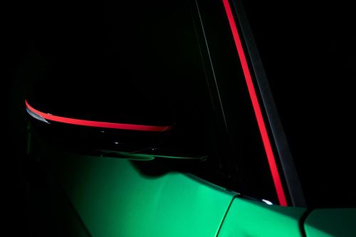  Nóc xe, ốp hông, cột A, viền cánh gió và ống xả... được sơn màu đen Nero Shiny, đi kèm các chi tiết tương phản màu cam Arancio Borealis, trắng Bianco Monocerus, vàng Giallo Auge, xám Grigio Nimbus, đỏ Rosso Mars và xanh Verde Mantis. 