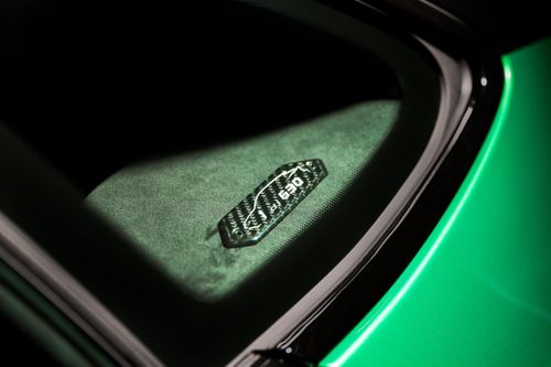  Lamborghini Urus SE Tettonero Capsule chỉ được sản xuất giới hạn 630 chiếc toàn cầu với mức giá chưa được tiết lộ. Tại Việt Nam, mẫu SUV hiệu năng cao này được phân phối chính hãng với giá khởi điểm 15,599 tỷ đồng. 