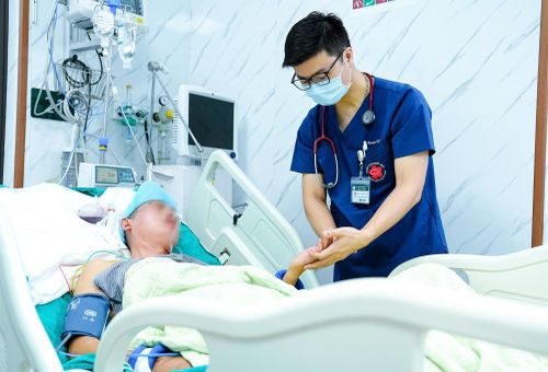  BSCKII Nguyễn Tiến Dũng - Phó Giám đốc Trung tâm Đột quỵ thăm khám cho người bệnh. Ảnh: BVCC. 