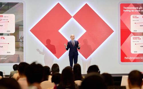  Tổng giám đốc Techcombank Jens Lottner chia sẻ tại ĐHĐCĐ thường niên năm 2026. Ảnh: TCB. 