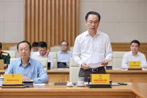  Bộ trưởng GD&amp;ĐT Hoàng Minh Sơn báo cáo tại cuộc họp. Ảnh: VGP/Nhật Bắc.