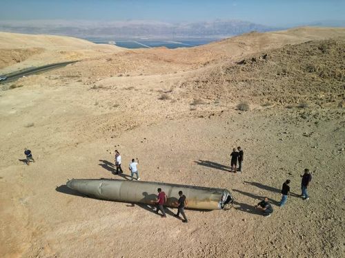  Phần còn lại được cho là của một tên lửa đạn đạo sau đợt Iran tấn công Israel, gần thành phố Arad hồi năm 2024. Ảnh: Reuters.