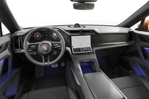  Nội thất vẫn sử dụng giao diện Porsche Driver Experience với bảng đồng hồ taplo kỹ thuật số 14.25 inch, màn hình trung tâm cong OLED Flow Display, tùy chọn màn hình ghế phụ 14.9 inch và tùy chọn HUD thực tế giả lập 87 inch. 