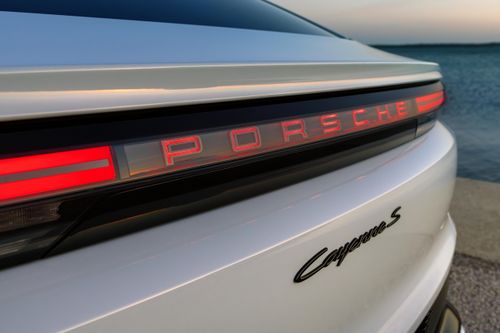  Tại Việt Nam, Porsche Cayenne Coupe Electric, Cayenne S Coupe Electric và Cayenne Turbo Coupe Electric có mức giá lần lượt là 4,82 tỷ đồng, 5,04 tỷ đồng và 6,41 tỷ đồng. 