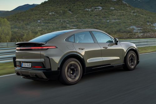  Khi đó, khả năng tăng tốc từ 0 lên 100 km/h của xe đạt 2,5 giây trước khi đạt tốc độ tối đa 260 km/h. Porsche Cayenne Turbo Coupe Electric có thể di chuyển tối đa 682 km, cùng khả năng sạc nhanh DC từ 10% lên 80% trong 16 phút. 