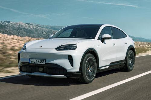  Porsche Cayenne Coupe Electric có công suất 408 mã lực, và có thể đạt 442 mã lực/835 Nm với chức năng Launch Control. Xe có khả năng tăng tốc 0-100 km/h trong 4,8 giây trước khi đạt tốc độ tối đa ở 230 km/h. 