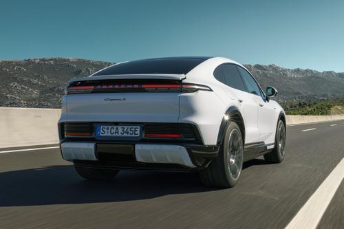  Phiên bản Cayenne S Coupe Electric có công suất 544 mã lực, và lên đến 666 mã lực/1.080 Nm khi sử dụng Launch Control. Xe có khả năng tăng tốc 0-100 km/h trong 3,8 giây, tốc độ tối đa 250 km/h. Quãng đường di chuyển của 2 bản này là 703 km và 717 km. 