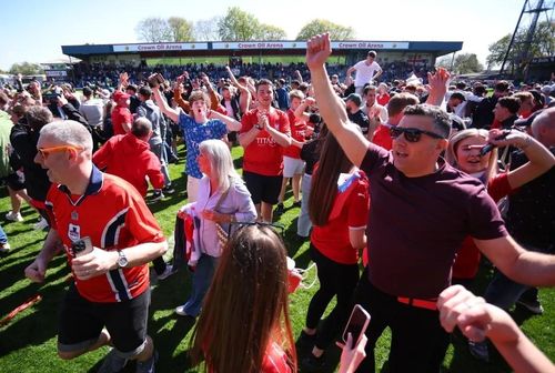  CĐV York City là những người được ăn mừng sau cùng. 