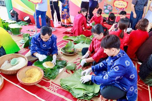 Hội thi gói bánh chưng