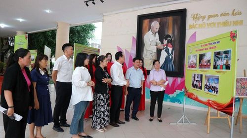 Đại biểu tham quan triển lãm