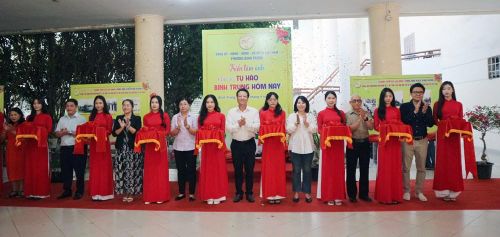 Các đại biểu cắt băng khai mạc triển lãm