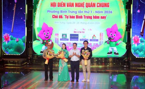 Ông Nguyễn Thái Tuấn Anh, Giám đốc Trung tâm Cung ứng dịch vụ công phường Bình Trưng (thứ hai, từ phải qua) tặng hoa tri ân Hội đồng giám khảo
