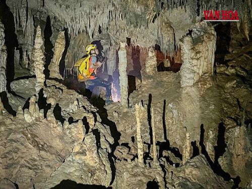 Thạch nhũ chen kín lối đi hẹp trong hang Thiên Cung