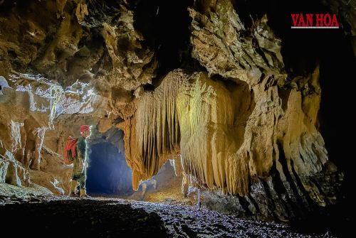 Hệ thống thạch nhũ tuyệt đẹp trong hang Nước Lặn