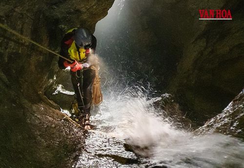 Một dòng suối trong hang Chả Nghéo
