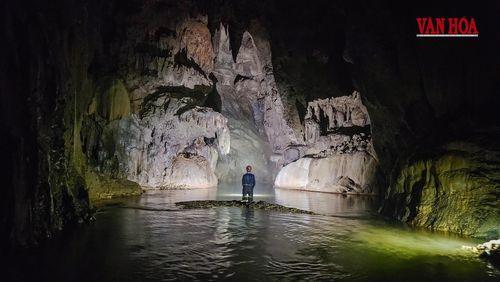 Một hồ nước trong hang Mò Rọc