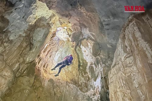 Đu dây vào hang Chạc Đen
