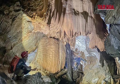 Thạch nhũ đa sắc màu ở hang Nước Lặn