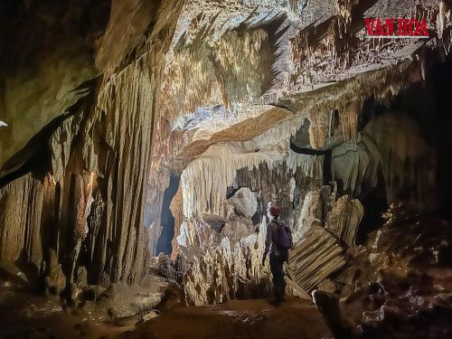 Sự kiến tạo của thạch nhủ và những rặng thạch nhũ đổ gãy trong hang Chạc Đen
