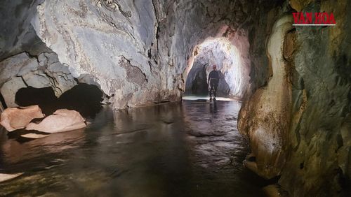 Những ngóc ngách trong hang Mò Rọc