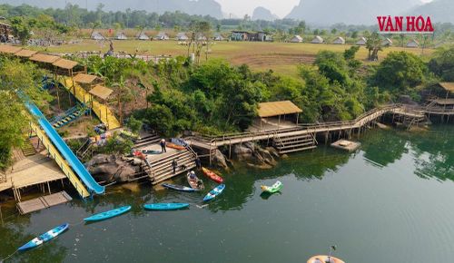 Điểm chơi dưới nước, điểm chụp ảnh ven sông được thiết kế phù hợp, giúp du khách thoải mái và tìm cho mình những góc ảnh đẹp