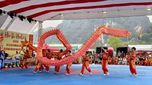 Sân lễ hội thuộc Khu di tích lịch sử - văn hóa Cố đô Hoa Lư đang diễn ra nhiều hoạt động đặc sắc