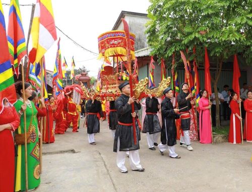 Nghi lễ rước nước có sự tham gia của đông đảo nhân dân và du khách