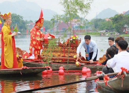Nghi lễ rước nước trong Lễ hội đền Thánh Nguyễn là nghi lễ thiêng liêng, độc đáo mang đậm bản sắc văn hóa truyền thống