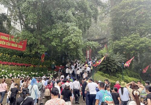 Từ ngày 19/4/2026 (tức mùng 3/3 âm lịch), dòng người đổ về khu di tích lịch sử Đền Hùng (xã Hy Cương, tỉnh Phú Thọ) dâng hương đã rất đông. Ảnh: Tạ Toàn – TTXVN