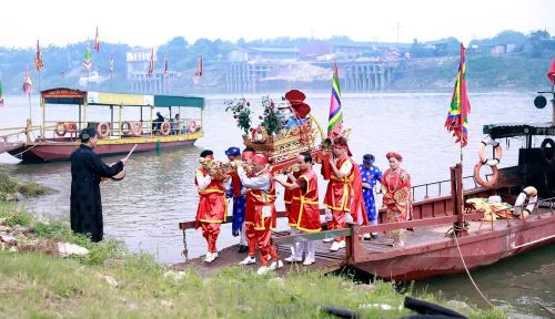 Rước kiệu tại lễ hội Đền Tam Giang (phường Thanh Miếu, Phú Thọ) trong khuôn khổ Giỗ Tổ Hùng Vương và Tuần lễ Văn hóa - Du lịch Đất Tổ năm 2026. Ảnh: Hoàng Hùng- TTXVN