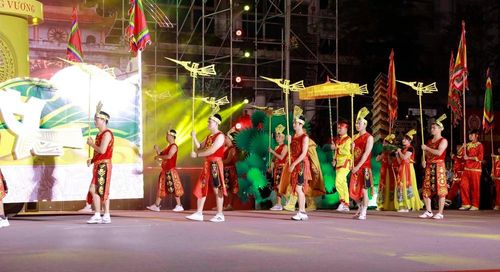 Tái hiện Lễ nghi thức rước biểu tượng Cha Rồng, Mẹ Tiên tại lễ hội đường phố phường Việt Trì (Phú Thọ) tối 24/4. Ảnh: Hoàng Hùng - TTXVN