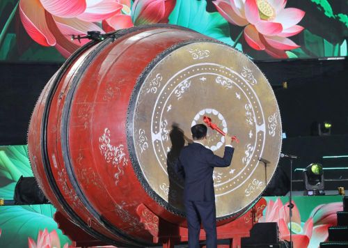 Ông Trần Huy Tuấn, Ủy viên Trung ương Đảng, Bí thư Tỉnh ủy Ninh Bình gióng trống khai hội