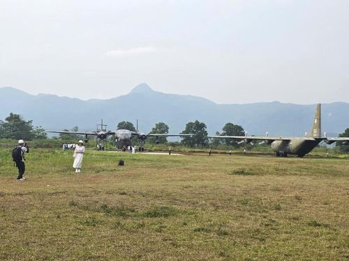 Du khách đến tham quan Di tích sân bay Tà Cơn, xã Khe Sanh, tỉnh Quảng Trị