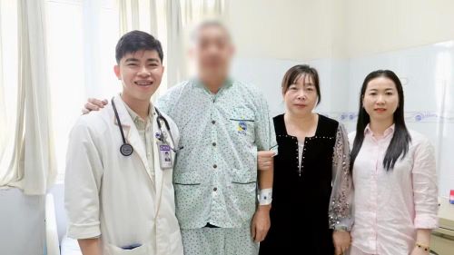 Bệnh nhân người Trung Quốc và người thân ngày xuất viện.