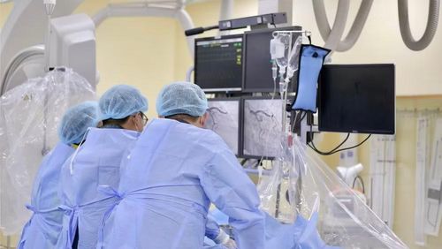 Ê-kíp can thiệp cấp cứu nhồi máu cơ tim Bệnh viện đa khoa Xuyên Á.