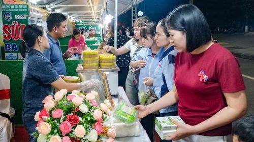Dịp này, có 5.000 đoàn viên, lao động được nhận phiếu mua hàng miễn phí, trị giá 200.000 đồng mỗi phiếu.