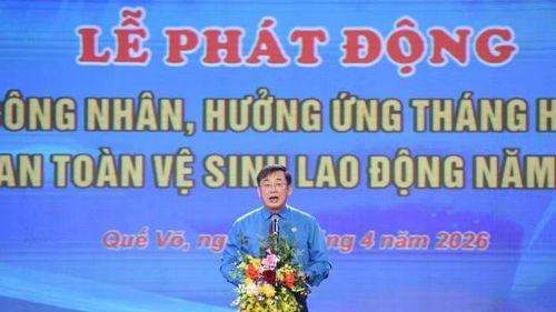 Đồng chí Thạch Văn Chung, Chủ tịch Liên đoàn Lao động tỉnh Bắc Ninh phát biểu.