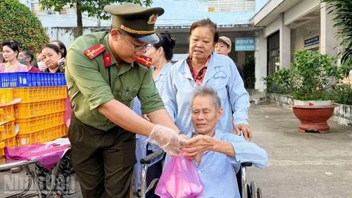 Đoàn viên thanh niên Công an tỉnh An Giang trao suất ăn tận tay cho người bệnh lớn tuổi.
