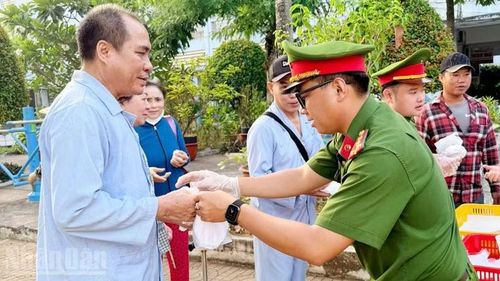 Đoàn viên thanh niên Công an tỉnh An Giang trao suất ăn tận tay cho người bệnh lớn tuổi tại Bệnh viện Y dược cổ truyền Kiên Giang vào sáng 25/4.