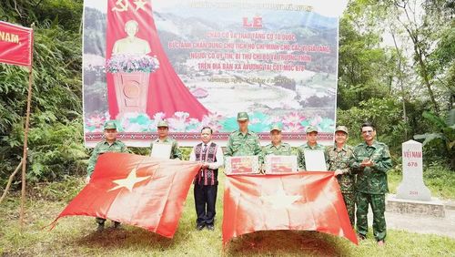Lãnh đạo xã Avương trao quà, động viên cán bộ, chiến sĩ Đồn Biên phòng Anông nơi tuyến đầu, giữ vững từng tấc đất thiêng liêng của Tổ quốc.
