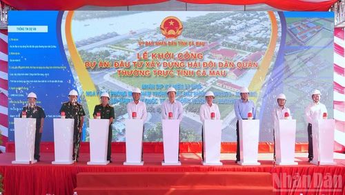 Các đồng chí lãnh đạo tỉnh Cà Mau và đại diện cấp ủy, chính quyền xã Sông Đốc thực hiện nghi thức bấm nút khởi công dự án.