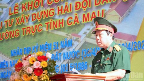 Đại tá Nguyễn Khánh Dương, Phó Chỉ huy trưởng Bộ Chỉ huy Quân sự tỉnh Cà Mau thông tin sơ bộ dự án tại buổi lễ khởi công.